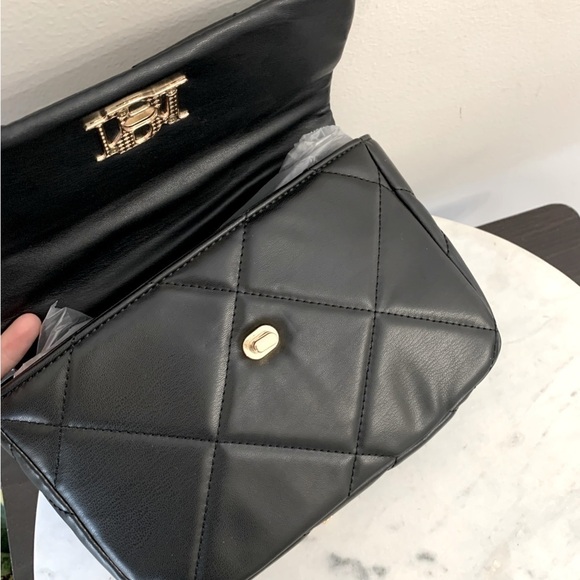 Badgley Mischka Black Small Chain
Crossbody Bag with Big Diamond
Quilting NWT - Picture 12 of 16
